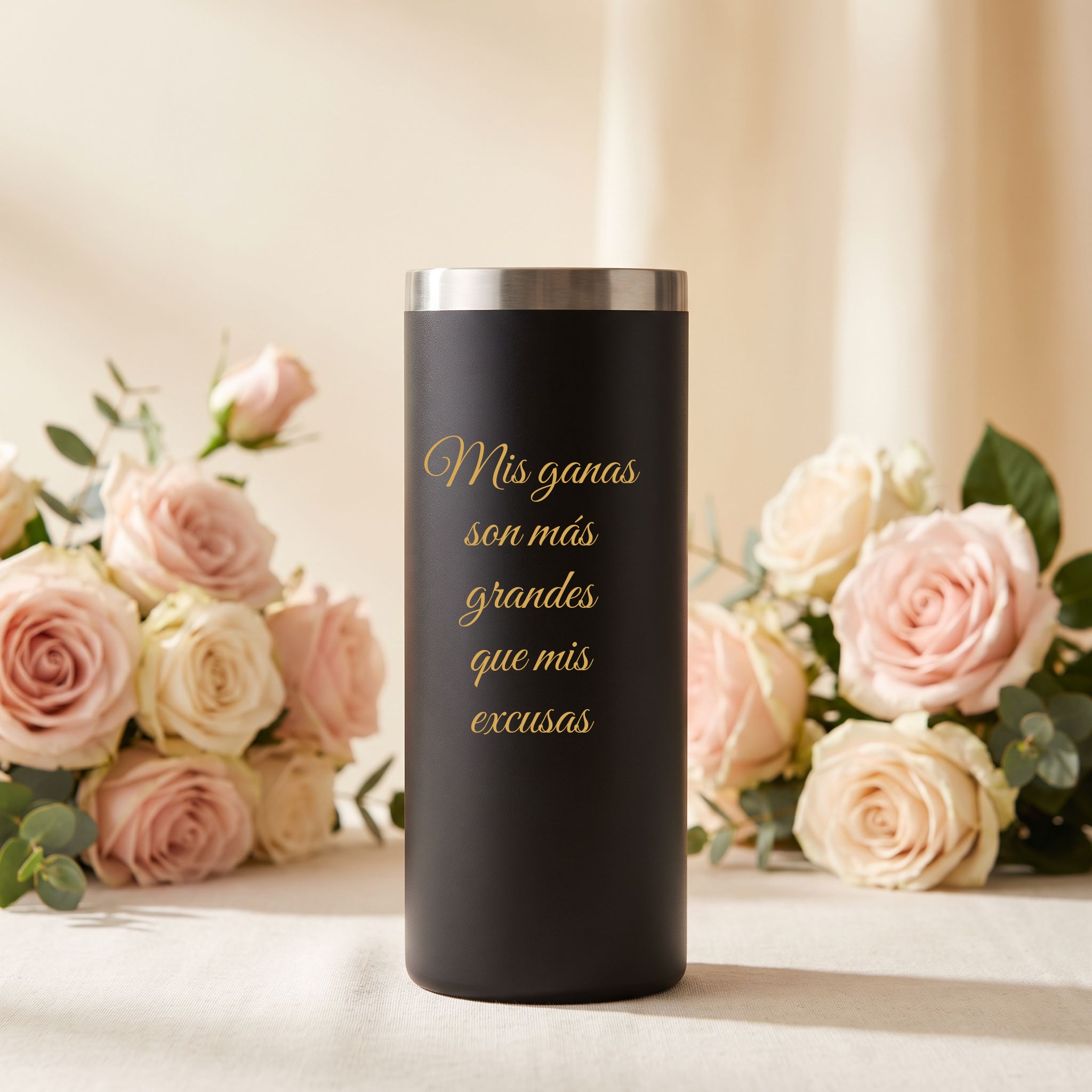 Tumbler personalizado hecho a mano por Idalia's Crafting & More, listo para personalizar con nombre y colores