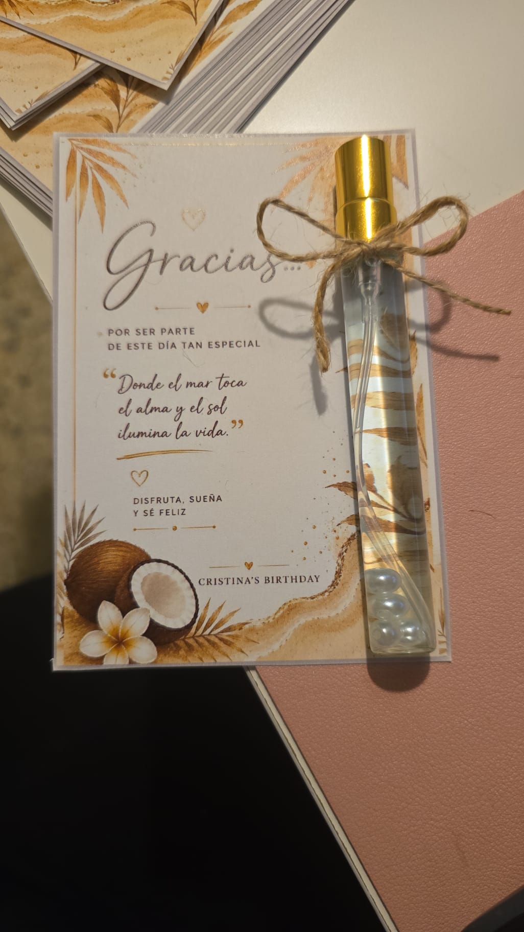 Tarjeta de agradecimiento personalizada con frasco de vidrio y perlas para un cumpleaños con tema de playa