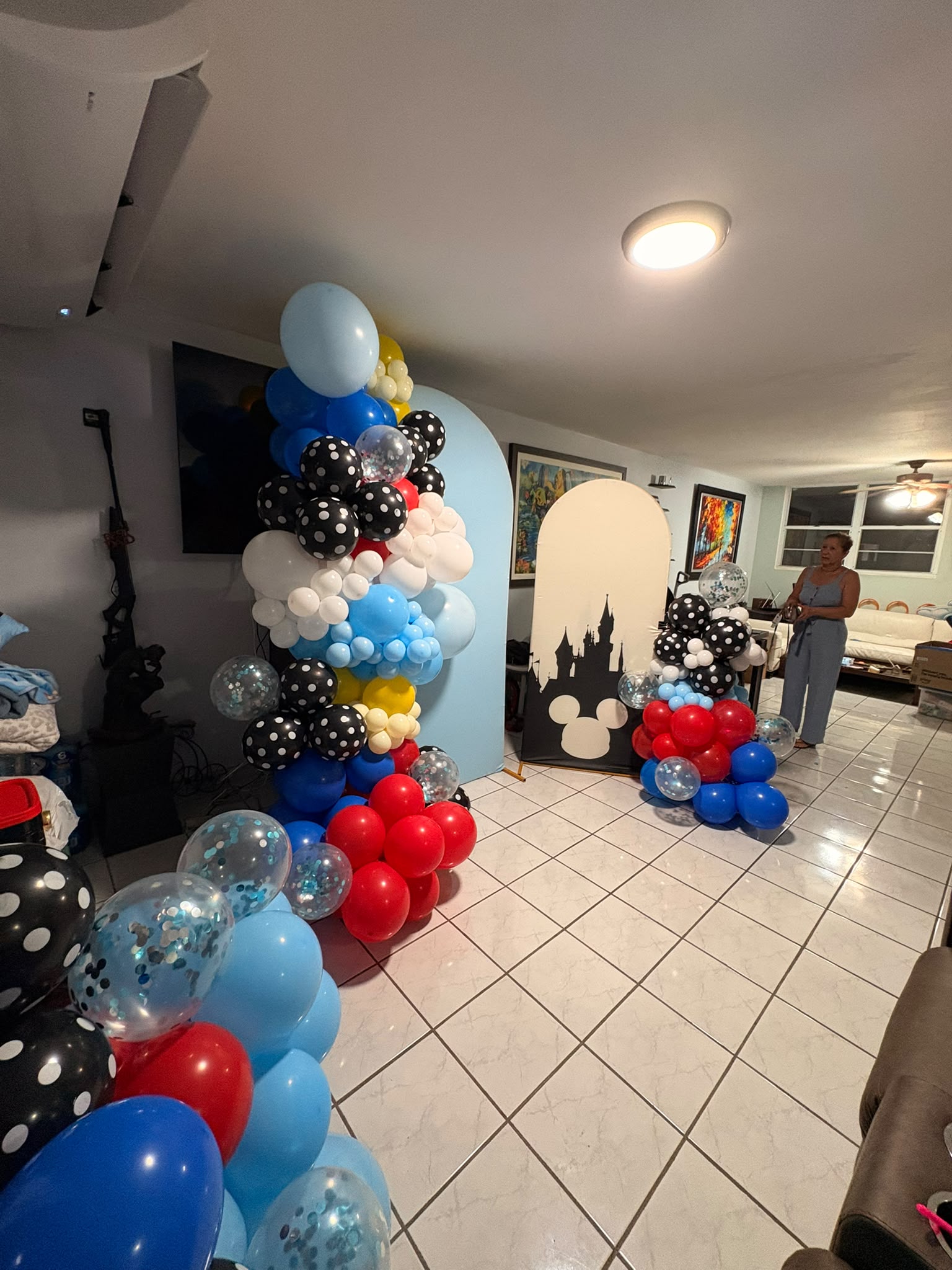 Montaje de decoración personalizada para una celebración